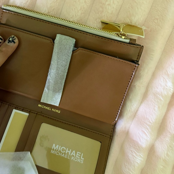 Michael Kors Monogram Beige wristlet ( NEW) - Picture 3 of 9